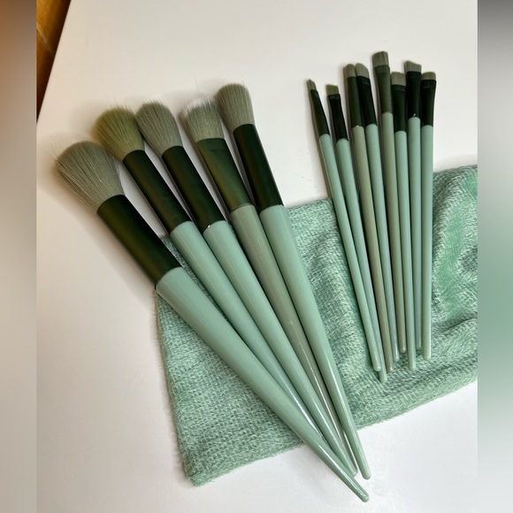 💥NEW💥 13 piece makeup brush set w carrying bag green face blush foundat… - Picture 2 of 7